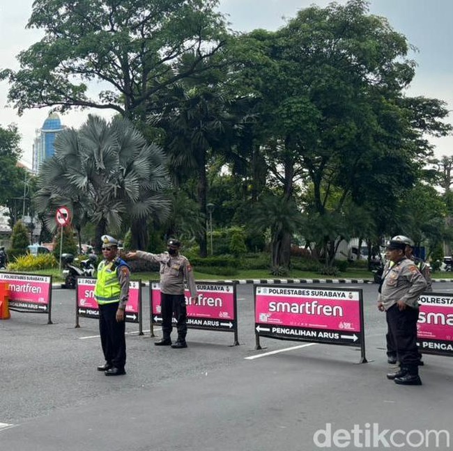 Jalan Darmo Ditutup Rekayasa Lalu Lintas Demo Buruh di Surabaya