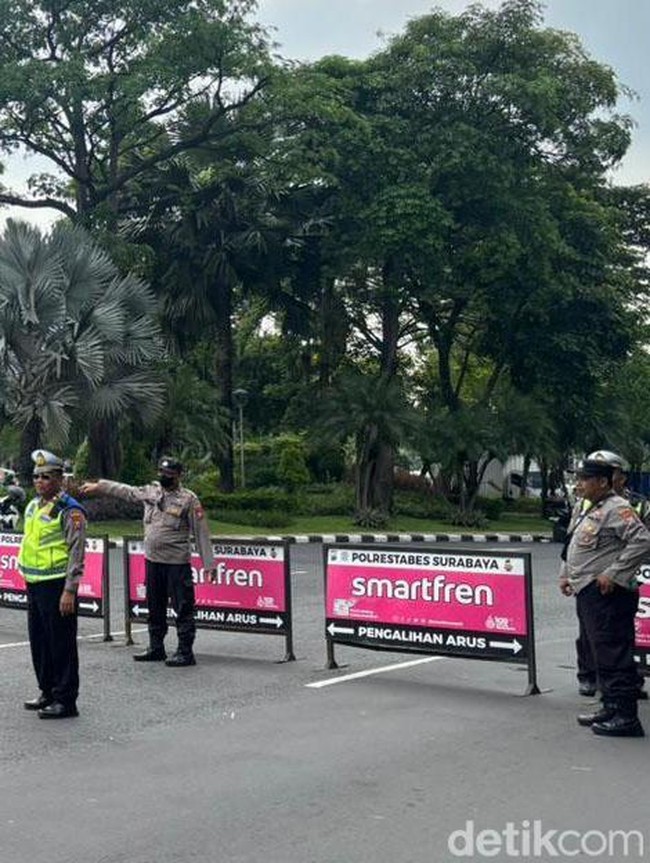 Jalan Darmo Ditutup Rekayasa Lalu Lintas Demo Buruh di Surabaya