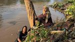 Ria Ricis Nyebur ke Kali Ciliwung Buat Tangkap Ikan Sapu-sapu