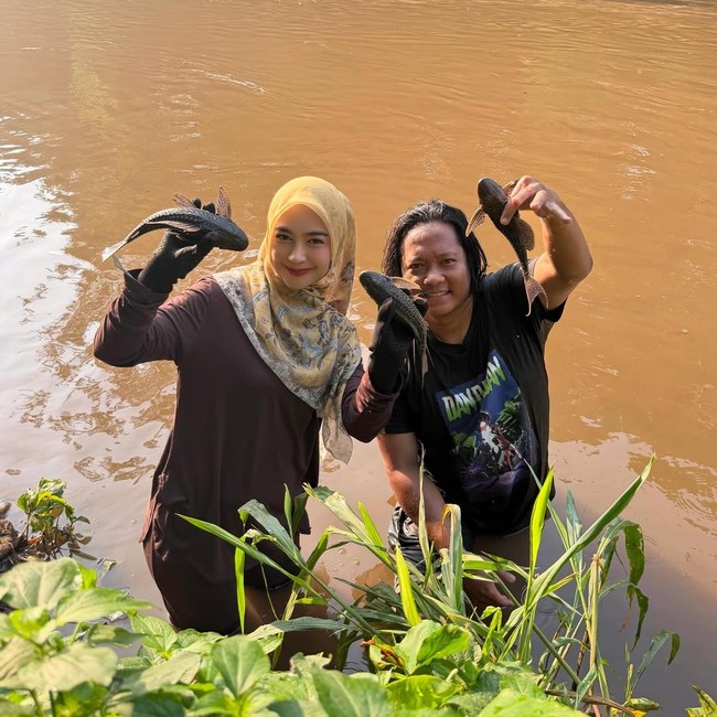 Ria Ricis Nyebur ke Kali Ciliwung Buat Tangkap Ikan Sapu-sapu