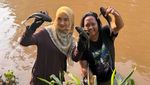 Ria Ricis Nyebur ke Kali Ciliwung Buat Tangkap Ikan Sapu-sapu