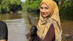 Ria Ricis Nyebur ke Kali Ciliwung Buat Tangkap Ikan Sapu-sapu