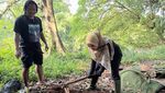 Ria Ricis Nyebur ke Kali Ciliwung Buat Tangkap Ikan Sapu-sapu