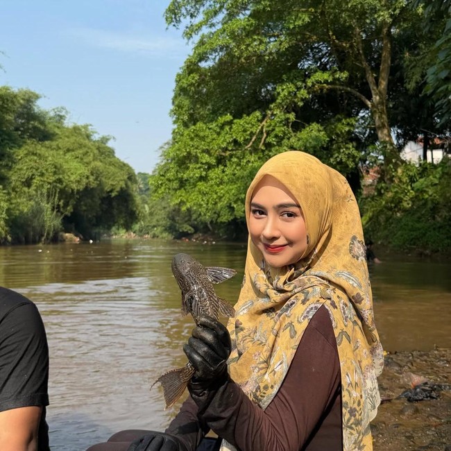 Gaya Ria Ricis Berantas Ikan Sapu-sapu, Hidung Baru Usai Oplas Bikin Salfok