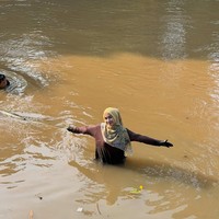 Momen Ria Ricis ikut terjun langsung menangkap ikan sapu-sapu ini menuai beragam reaksi netizen. Sebagian netizen memuji aksinya yang dianggap peduli lingkungan. Namun, tak sedikit netizen yang teralihkan ke penampilan terbaru Ricis usai operasi hidung. Foto: Dok. Instagram Ria Ricis