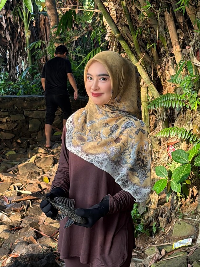 “Tangkap sapu sapu pake idung baruu,” tulis netizen. “Aku malah fokus ke hidungnya sekarang, beda banget,” tulis netizen lain. “Benar-benar jadi orang yng berbeda, sampe ga mirip lagi,” tulis netizen lainnya. Foto: Dok. Instagram Ria Ricis