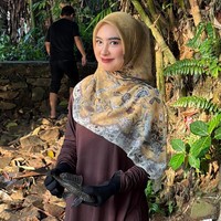 “Tangkap sapu sapu pake idung baruu,” tulis netizen. “Aku malah fokus ke hidungnya sekarang, beda banget,” tulis netizen lain. “Benar-benar jadi orang yng berbeda, sampe ga mirip lagi,” tulis netizen lainnya. Foto: Dok. Instagram Ria Ricis