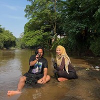 Dalam video yang diunggah ke Instagram, Ricis tampak ikut menangkap ikan sapu-sapu yang dikenal merusak ekosistem perairan. Ricis bahkan tak ragu turun ke air bersama warga. Foto: Dok. Instagram Ria Ricis