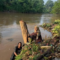 “Awalnya baik, lama-lama menyakiti - ikan sapu sapu,” tulis Ria Ricis dalam unggahan Instagramnya yang memperlihatkan momen dirinya berada di dalam sungai dan memegang ikan sapu-sapu hasil tangkapannya. Foto: Dok. Instagram Ria Ricis