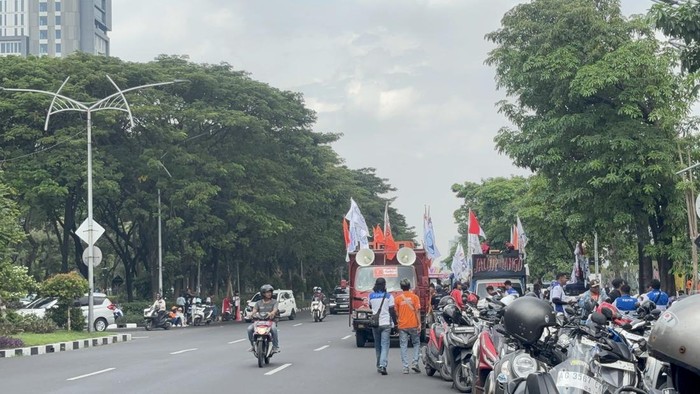 Ribuan buruh dari sejumlah daerah di Jatim mulai bergerak ke Surabaya