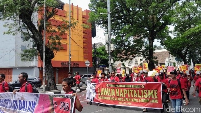 Ribuan buruh di Sumut melakukan aksi long march di Medan saat memperingati Hari Buruh. (Rechtin Hani Ritonga/detikSumut)