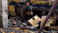 Si jago merah membakar seisi rumah milik ibunya Anisa.