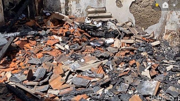 Rumah Anisa Rahma usai terbakar