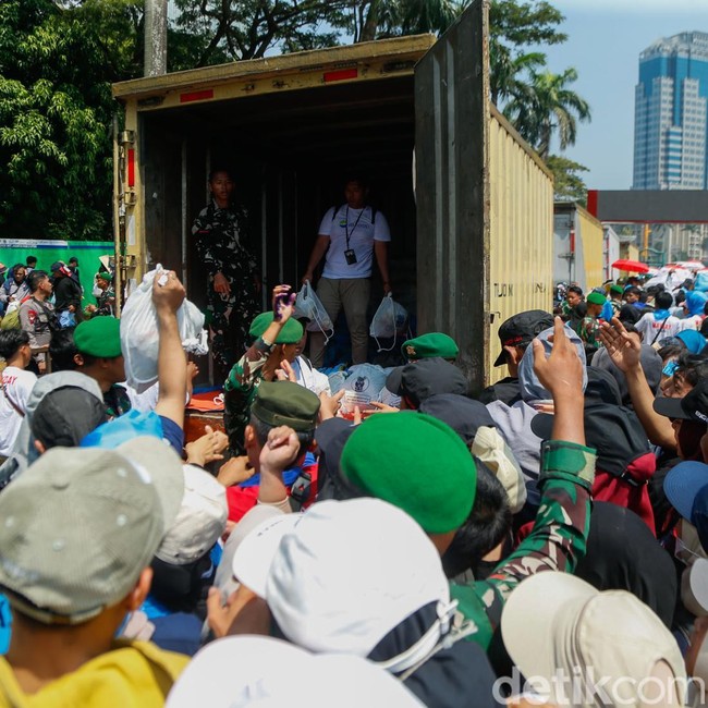 Buruh Berdesakan Saat Antre Sembako di Pintu Keluar Monas