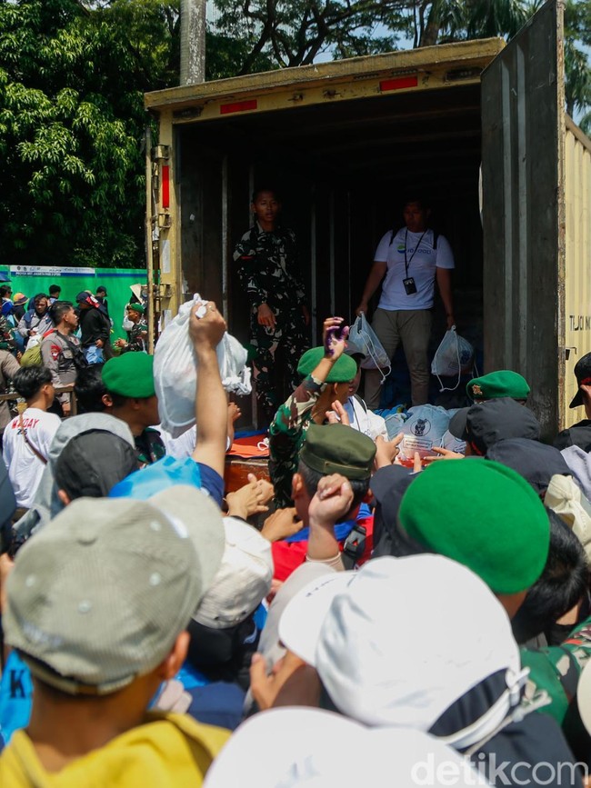 Buruh Berdesakan Saat Antre Sembako di Pintu Keluar Monas