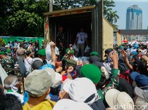 Buruh Berdesakan Saat Antre Sembako di Pintu Keluar Monas