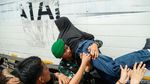 Buruh Berdesakan Saat Antre Sembako di Pintu Keluar Monas
