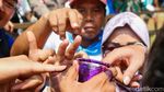 Buruh Berdesakan Saat Antre Sembako di Pintu Keluar Monas