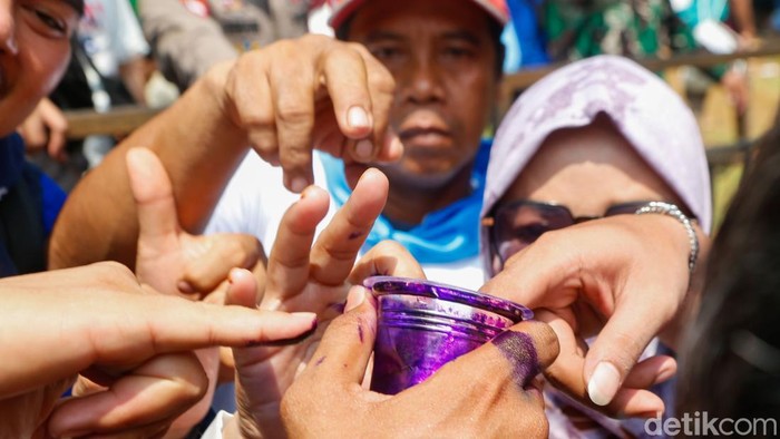 Sejumlah buruh berdesakan untuk antre sembako pasca acara peringatan Hari Buruh Internasional (May Day) di Monas, Jakarta, Jumat (1/5/2026). 
Ribuan buruh dari berbagai elemen dan wilayah mendatangi Monas sejak pagi.