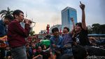 Saat Musik Warnai Aksi May Day di Depan DPR