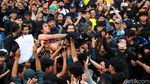 Saat Musik Warnai Aksi May Day di Depan DPR