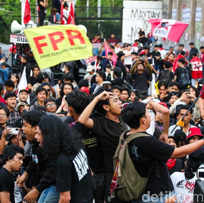 Saat Musik Warnai Aksi May Day di Depan DPR
