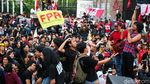 Saat Musik Warnai Aksi May Day di Depan DPR