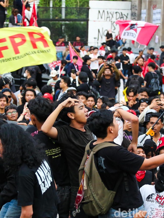 Saat Musik Warnai Aksi May Day di Depan DPR