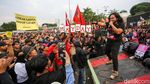 Saat Musik Warnai Aksi May Day di Depan DPR