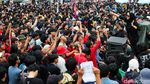 Saat Musik Warnai Aksi May Day di Depan DPR