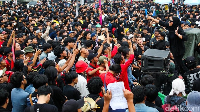 Sejumlah massa buruh memadati kawasan Gedung DPR RI dalam peringatan Hari Buruh Internasional atau May Day di Jakarta, Jumat (1/5/2026). Aksi tidak hanya diwarnai orasi dan tuntutan, tetapi juga hiburan musik yang menarik perhatian peserta.
