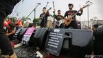 Saat Musik Warnai Aksi May Day di Depan DPR
