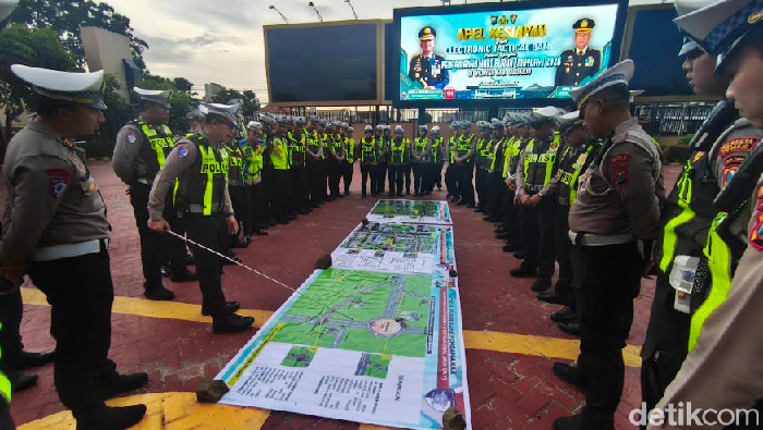 Satlantas Polresta Sidoarjo menentukan titik rekayasa lalu lintas.