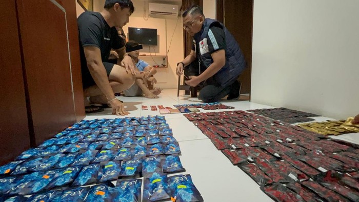 Satresnarkoba Polrestabes Medan saat menggerebek apartemen. 