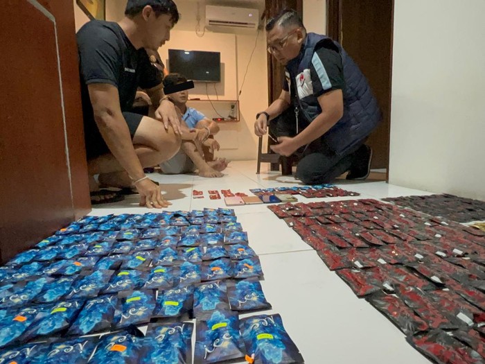 Satresnarkoba Polrestabes Medan saat menggerebek apartemen. (Foto: dok. Polrestabes Medan)