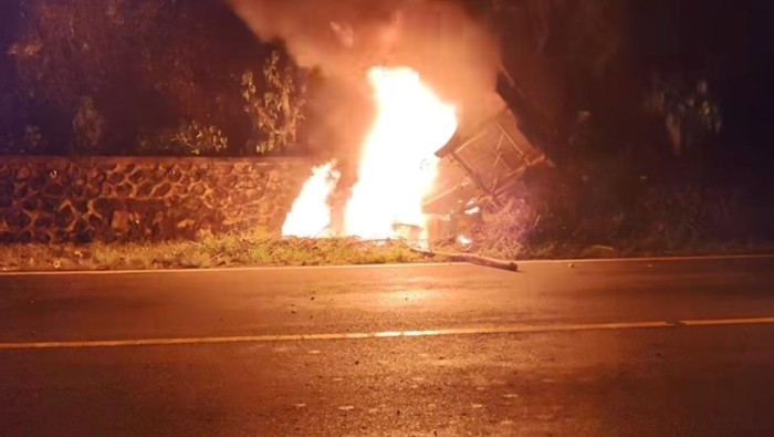 Sebuah pikap di Kolaka terbakar usai menabrak talud.