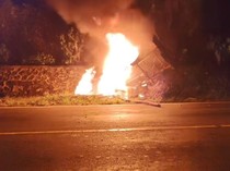 Pikap di Kolaka Terbakar Hebat Usai Tabrak Talud, Sopir-Kernet Luka Bakar