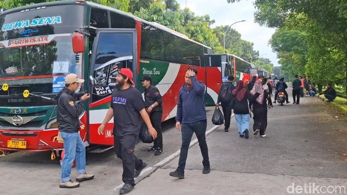 Sejumlah buruh bertolak ke Jakarta