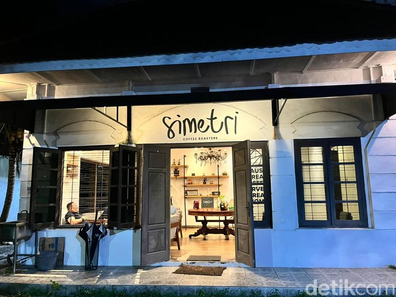 Simetri Kafe di Kotabaru