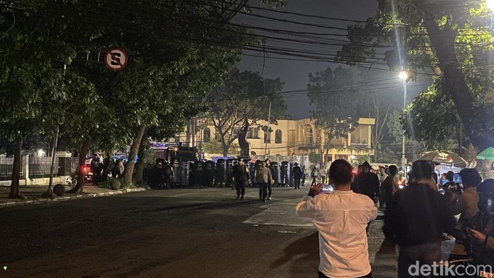 Suasana saat polisi pukul mundur perusuh di Bandung