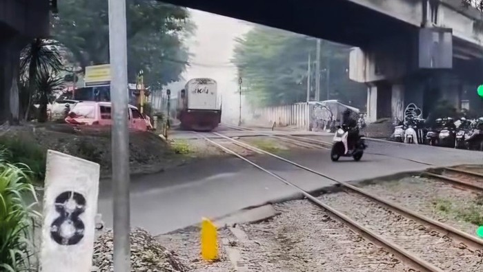Tangkapan layar video viral pemotor dan pejalan kaki terobos perlintasan kereta api di cimahi