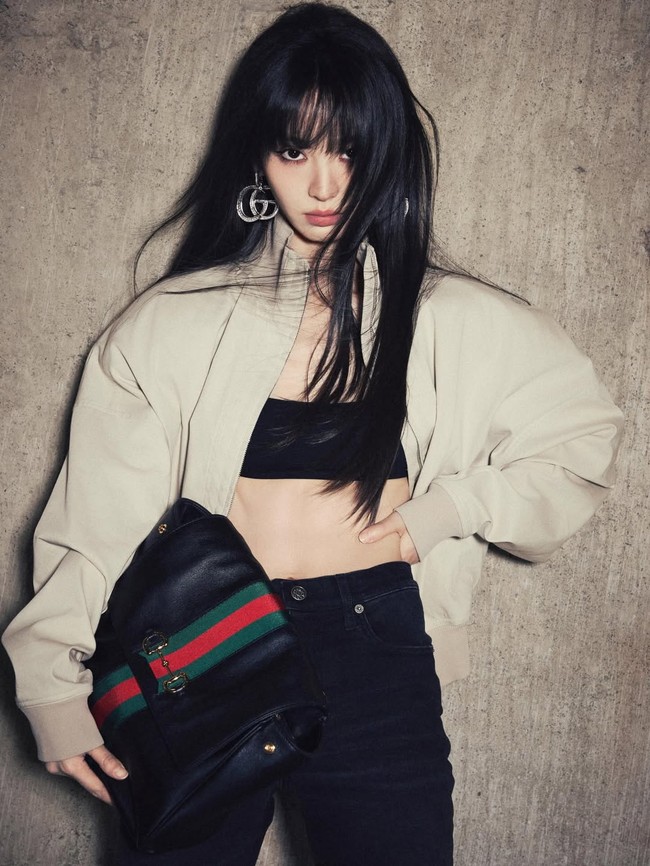 Meski hanya memadukan crop top dan jaket namun tetap stylish dan memukau. Tak heran jika bintang Persuit of Jade itu mencuri perhatian para penggemarnya. Foto: Dok. Instagram Tian Xiwei