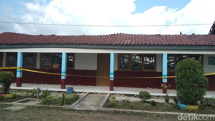 Tiga atap ruangan kelas di SDN Mirat 3 Majalengka ambruk.