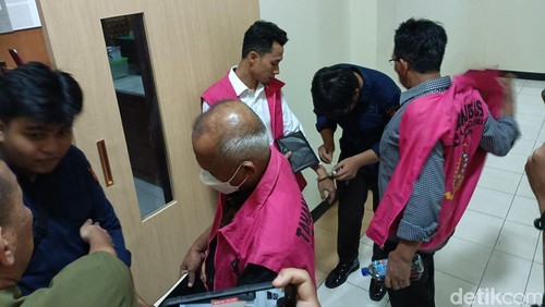 Tiga terdakwa kasus korupsi pembayaran insentif Pajak Penerangan Jalan (PPJ) Lombok Tengah periode 2019–2023.(Foto: Abdurrasyid Efendi/detikBali)