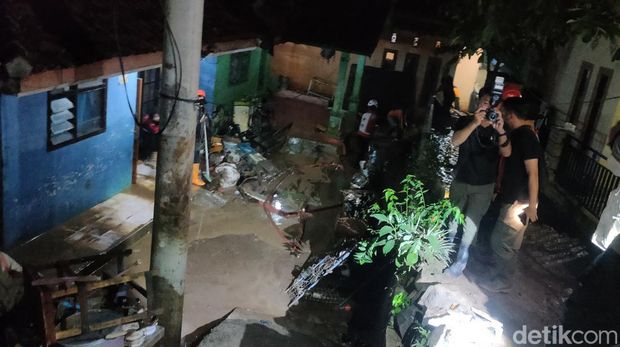 Tim gabungan melakukan pembersihan di lokasi yang mulai surut Tim gabungan melakukan pembersihan di lokasi yang mulai surut