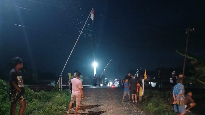 Kecelakaan maut melibatkan satu unit mobil dan kereta api (KA) terjadi di perlintasan sebidang Dusun Sugihan, Desa Tuko, Pulokulon, Grobogan. 