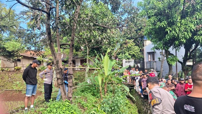 TKP penemuan mayat pria di selokan Garut