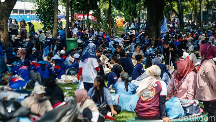 Pintu Keluar Monas Pasca Mayday Padat, Massa Pilih Ngadem Dulu