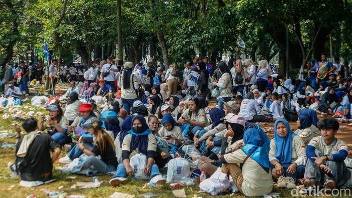 Pintu Keluar Monas Pasca Mayday Padat, Massa Pilih Ngadem Dulu
