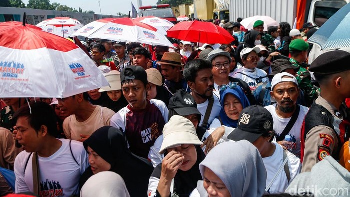 Pintu Keluar Monas Pasca Mayday Padat, Massa Pilih Ngadem Dulu
